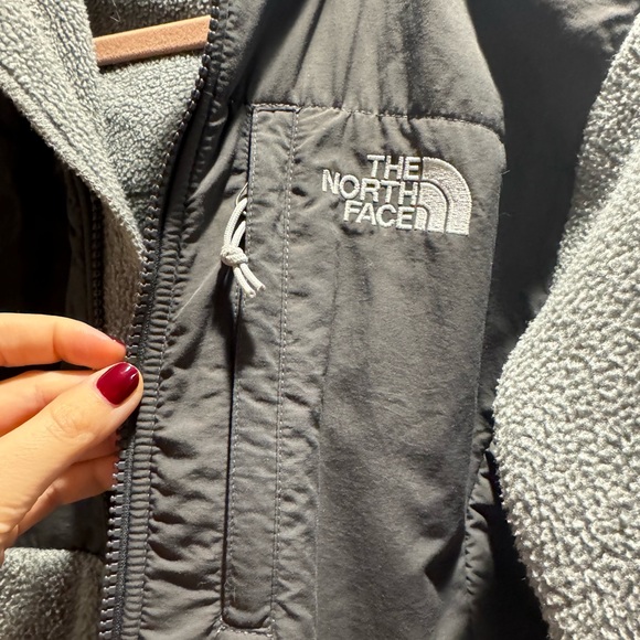 Gray fleece North Face jacket with hood - Picture 3 of 4
